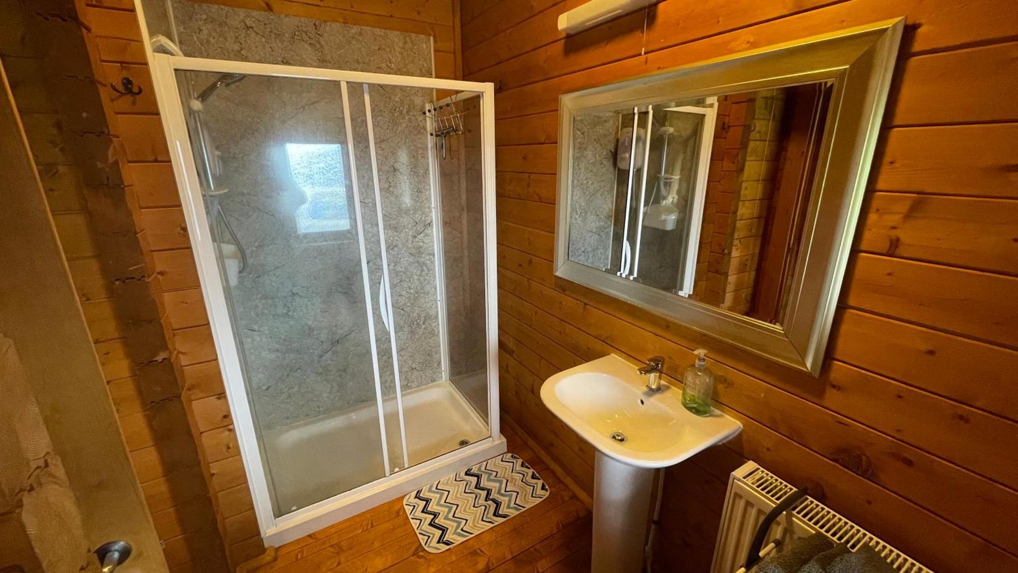 Blossom Cabin - Little Log Cabin In Wales Нютаун Екстериор снимка